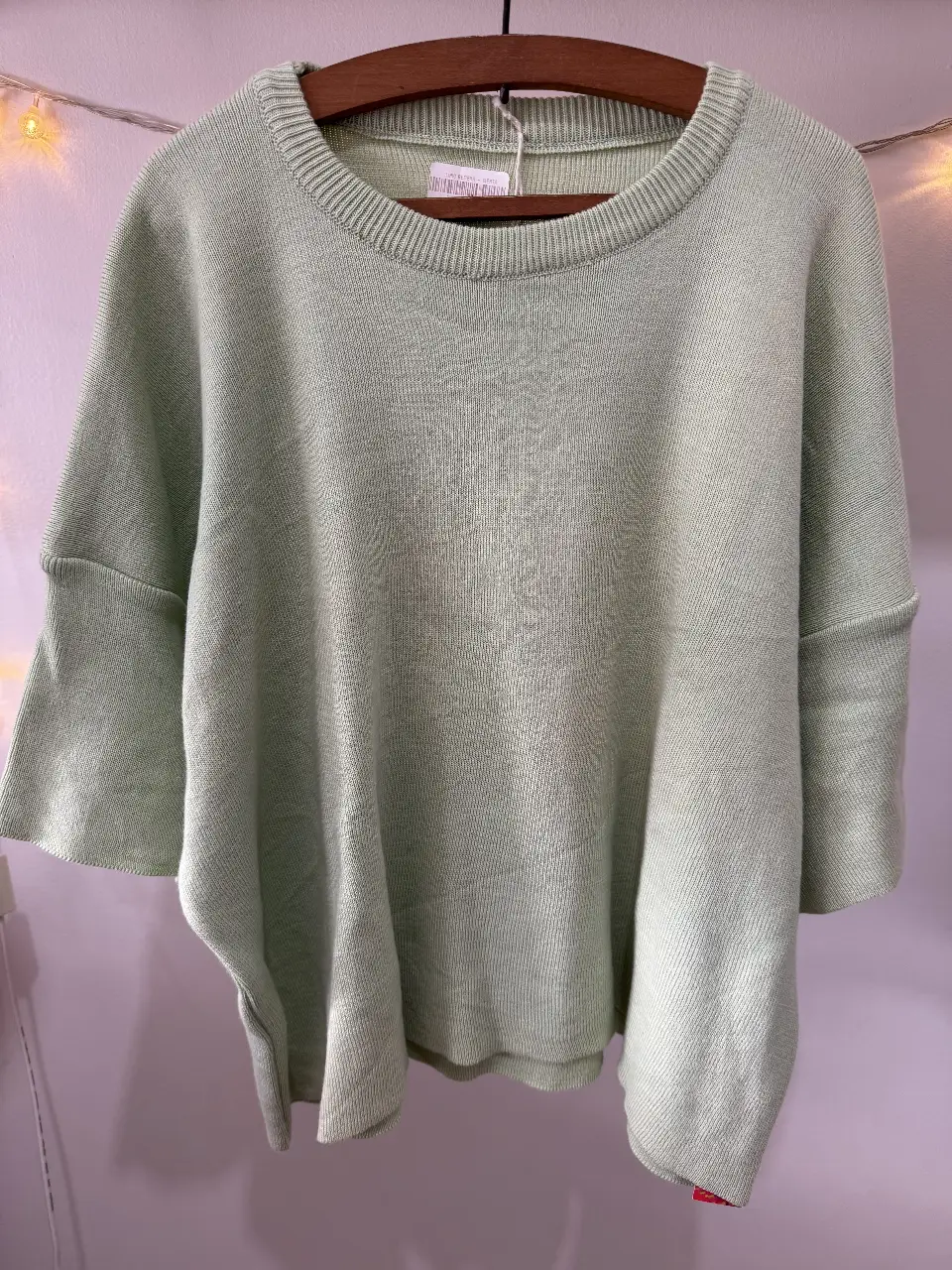 Sweater de mujer, color verde claro, con mangas 3/4 y cuello redondo. Ideal para un look casual y cómodo.