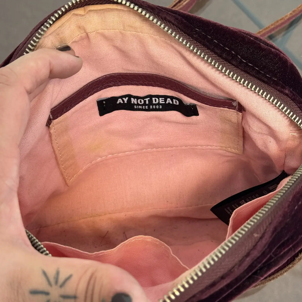 Cartera Ay Not Dead - Vista 3