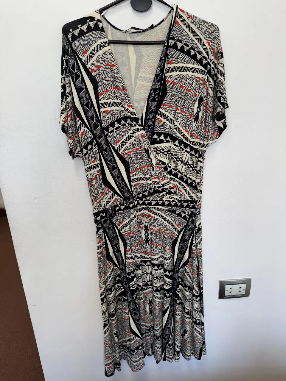 Vestido midi de Zara Basic con estampado geométrico en blanco y negro, detalles en rojo. Ideal para un look casual y moderno.