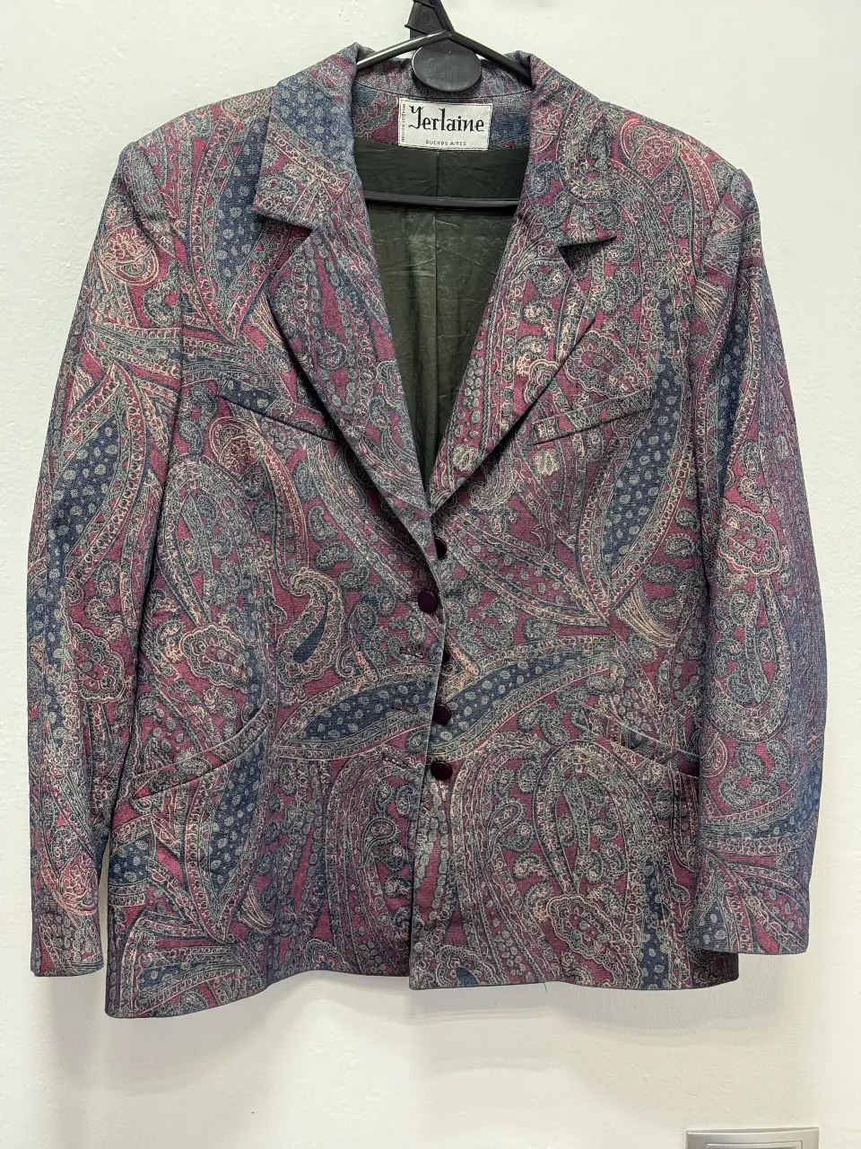 Blazer Jerlaine vintage con estampado paisley en tonos borgoña, azul y gris. Corte clásico con solapas y bolsillos. Ideal para un look retro y sofisticado.