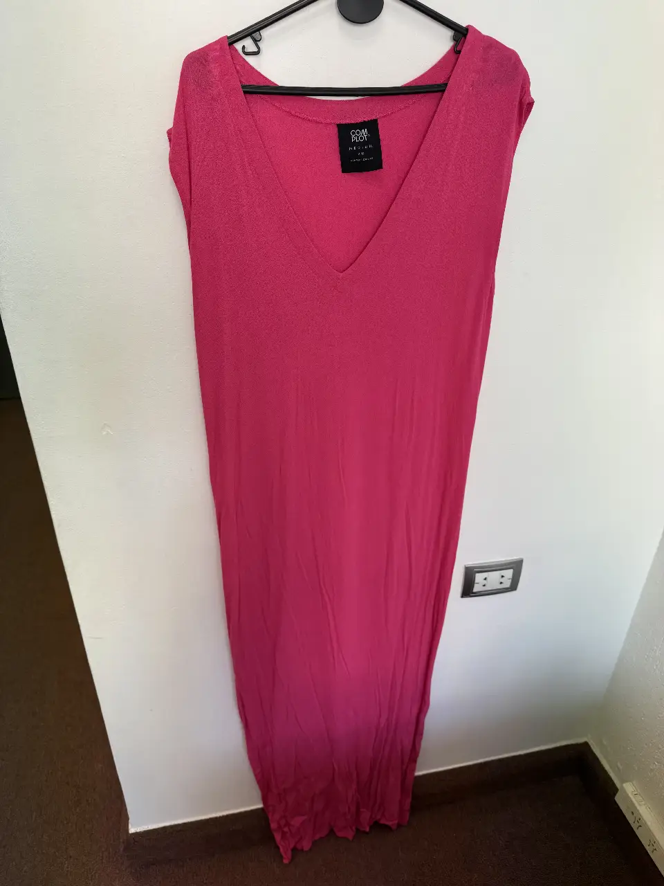 Vestido midi de color rosa, con cuello en V y corte recto. Ideal para un look casual y fresco.