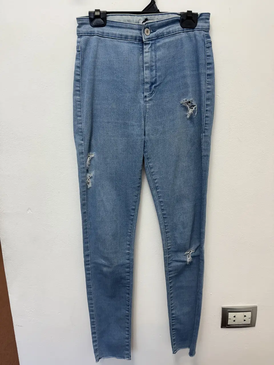 Jeans de mujer Forever 21, tiro alto, con roturas. Talle 28 US.