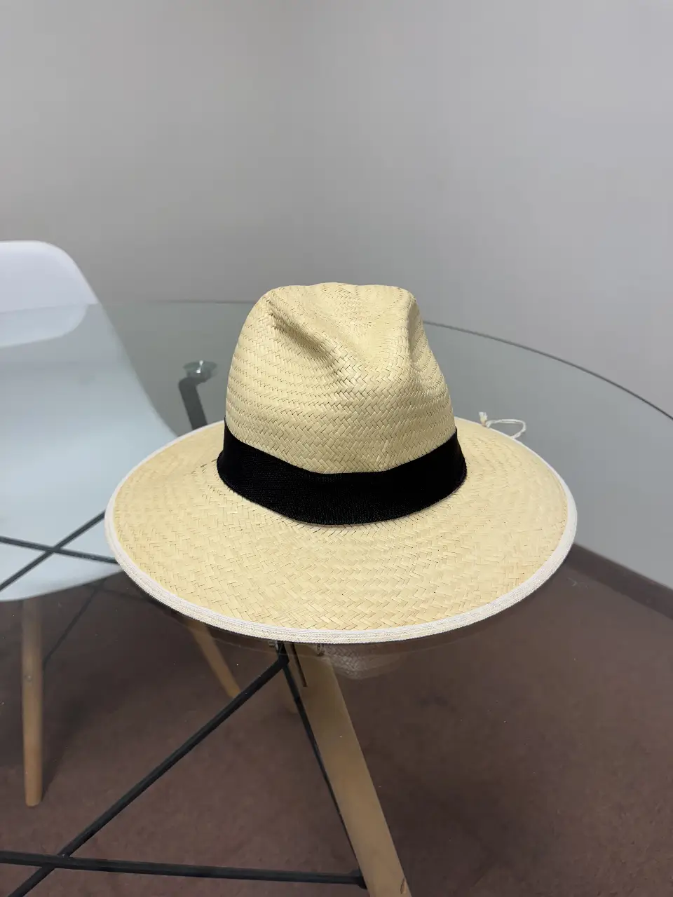 Sombrero de rafia color crudo con cinta negra. Ideal para protegerse del sol con estilo.