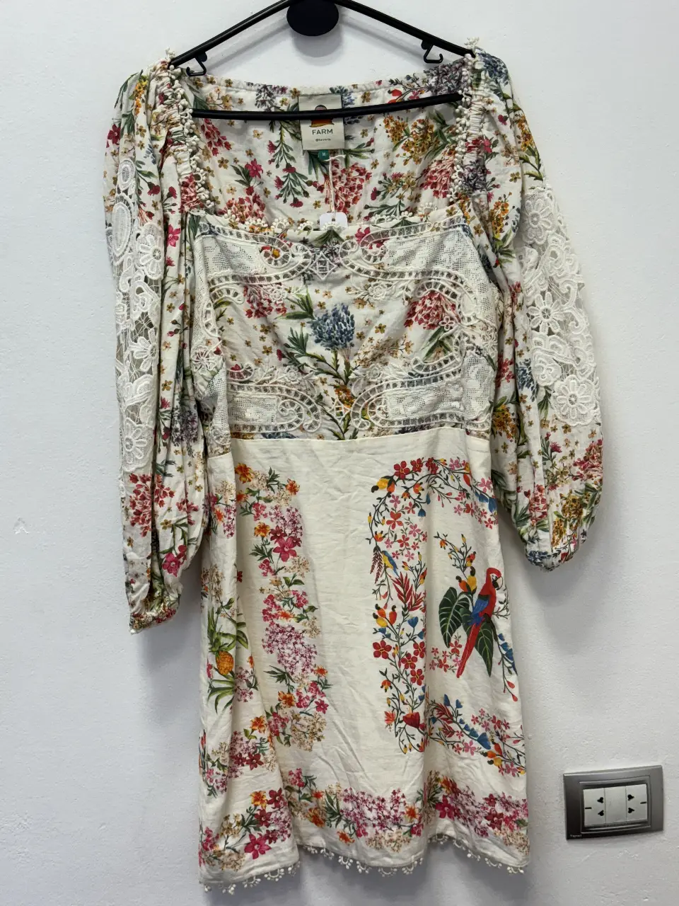Vestido midi de la marca FARM, con estampado floral y detalles de encaje. Ideal para un look bohemio y fresco.