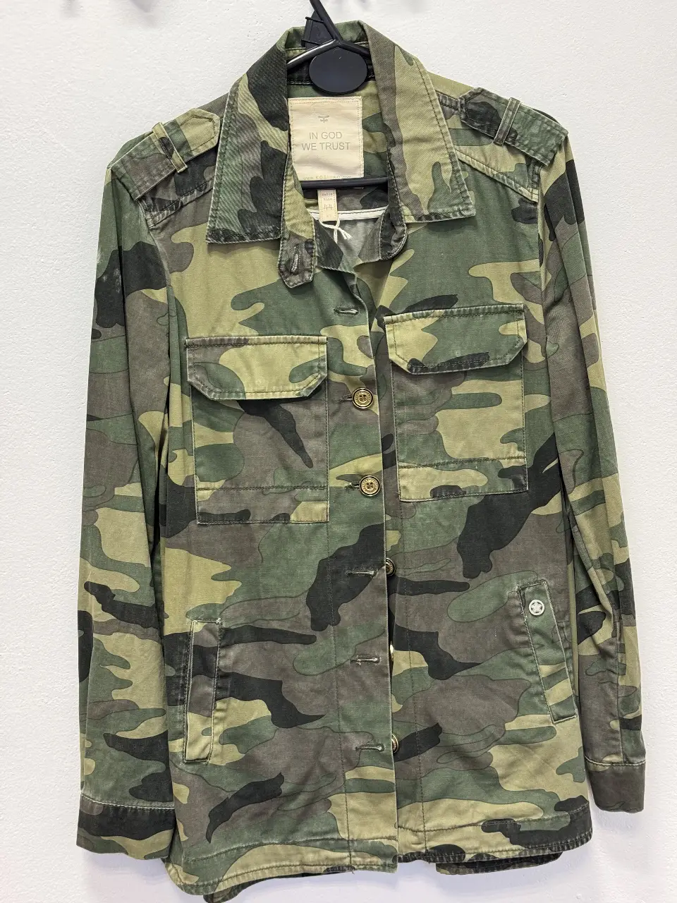Camisa de hombre con estampado camuflado, de la marca In God We Trust. Talle 44. Ideal para un look casual y canchero.