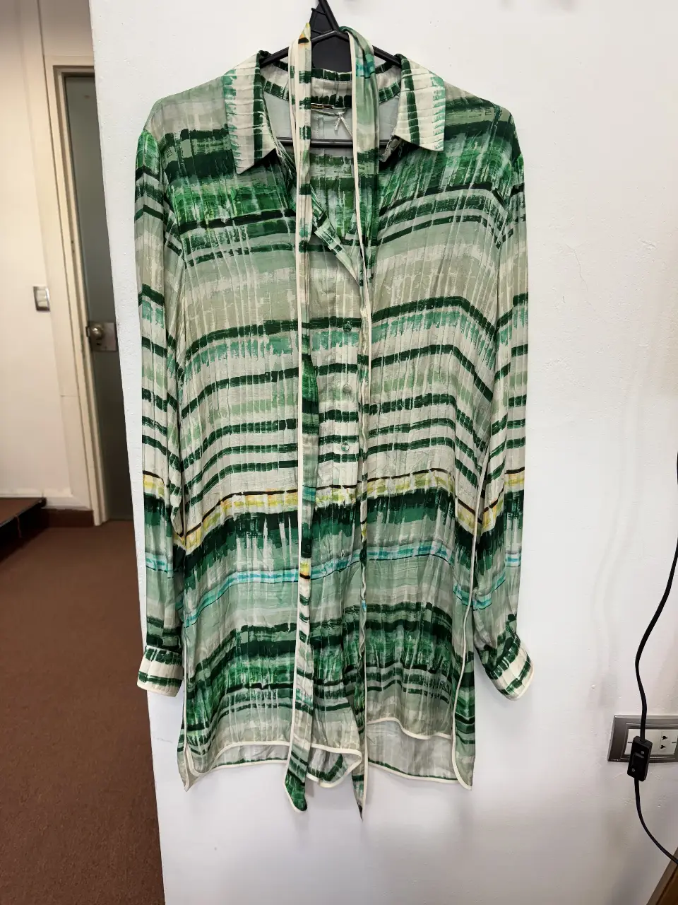 Camisa mono short, estampada con diseño de rayas en tonos verdes y blancos. Ideal para un look fresco y moderno. Confeccionada con un tejido ligero y suave, perfecta para el verano. Incluye un cinturón para ajustar la cintura y realzar la figura. Marca ALEXIS.
