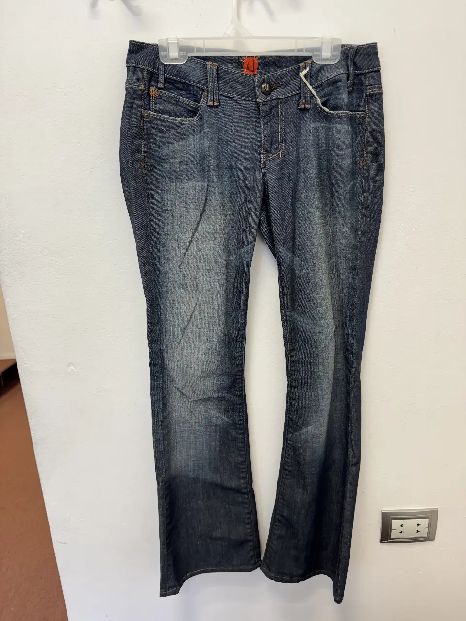 Jeans de mujer, corte recto, color azul oscuro con detalles de desgaste. Talle 26. Ideal para un look casual y versátil.