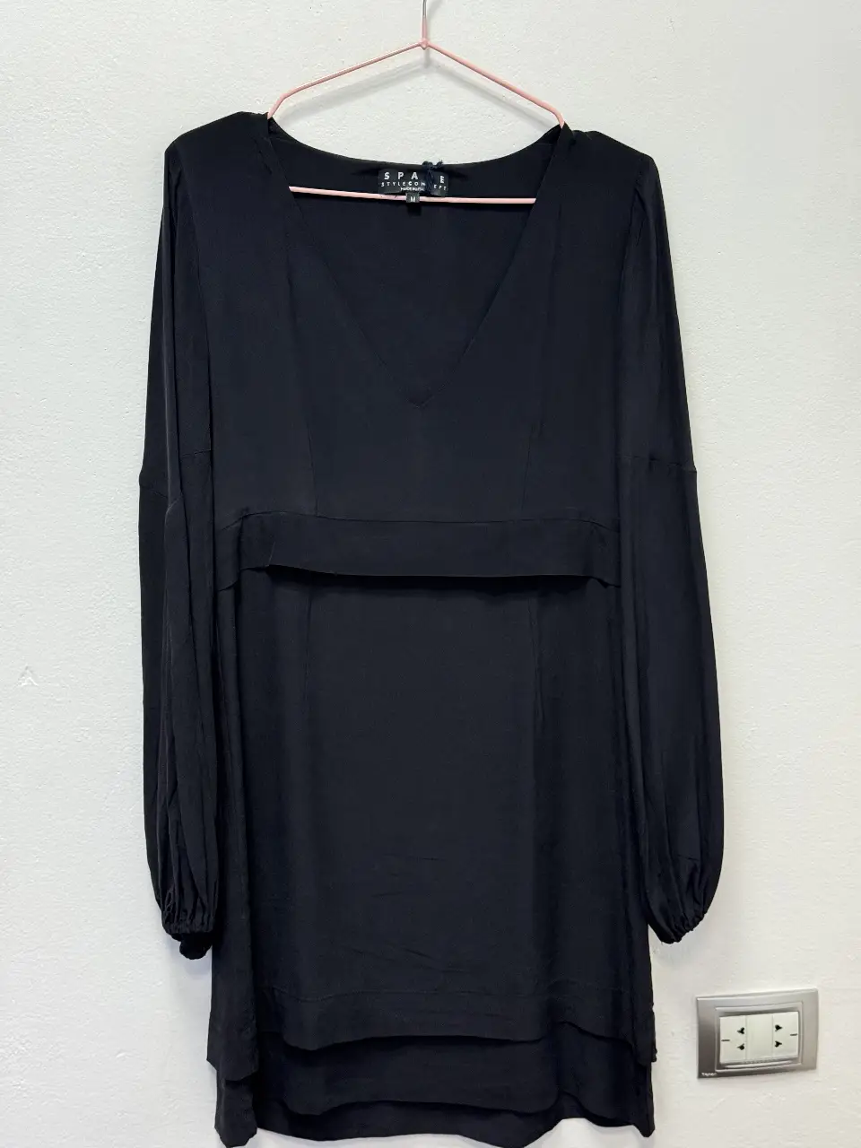 Blusa negra de manga larga con detalle en la cintura. Ideal para un look elegante y sofisticado.