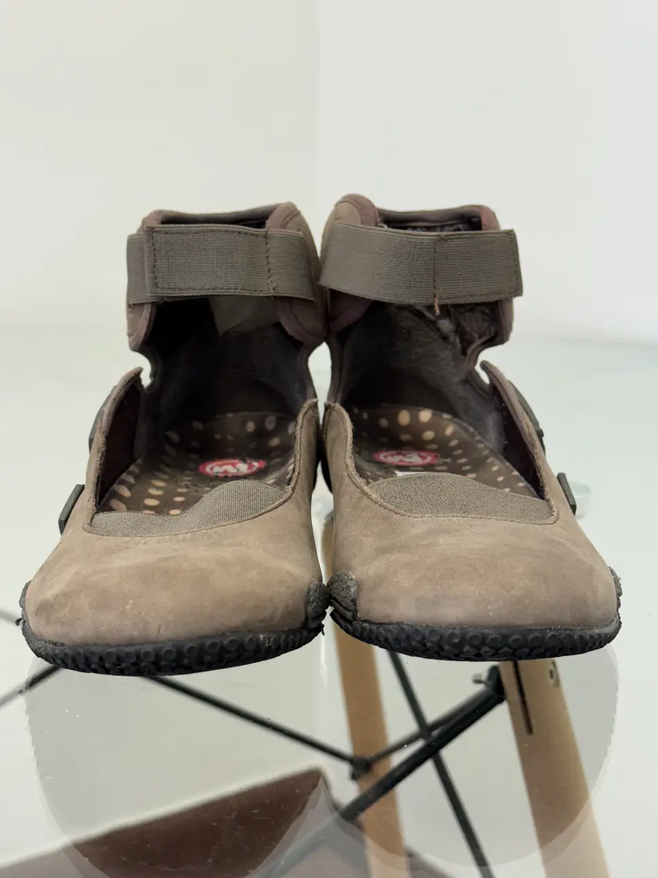 Sandalias Merrell marrones, ideales para actividades al aire libre. Con cierre de velcro y diseño cómodo.