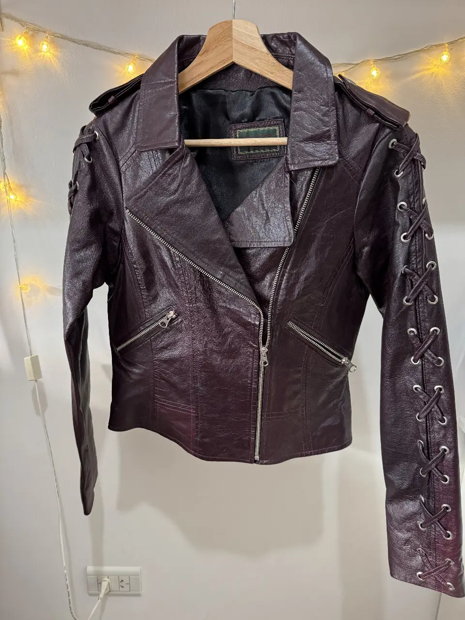 Campera de cuero sintético estilo biker en color borgoña. Detalles de cierre y cordones en mangas y espalda. Ideal para un look rocker.
