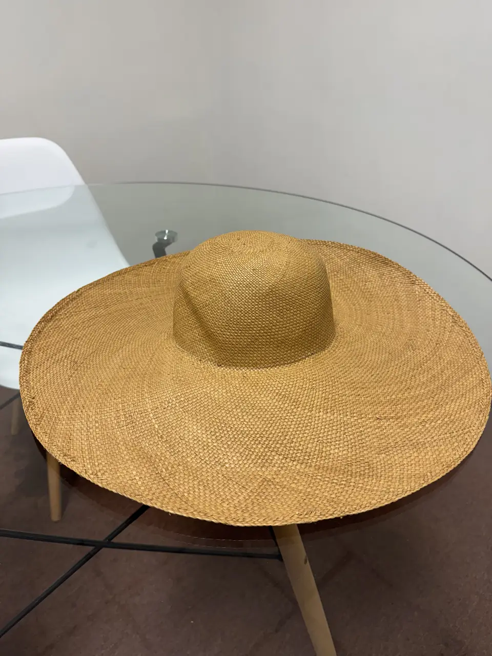 Sombrero playero de paja toquilla genuina, ideal para protegerte del sol con estilo. Diseño artesanal y ala ancha para una cobertura completa. Perfecto para tus días de verano.