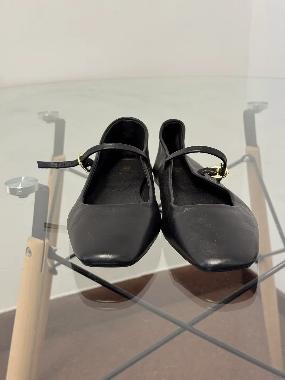 Ballerinas negras de cuero con pulsera y hebilla dorada. Ideales para un look elegante y cómodo.