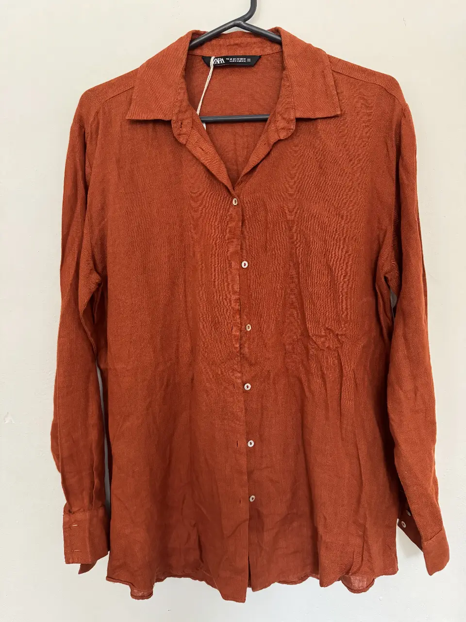 Camisa de lino color óxido de Zara, talle XS. Ideal para un look casual y fresco.
