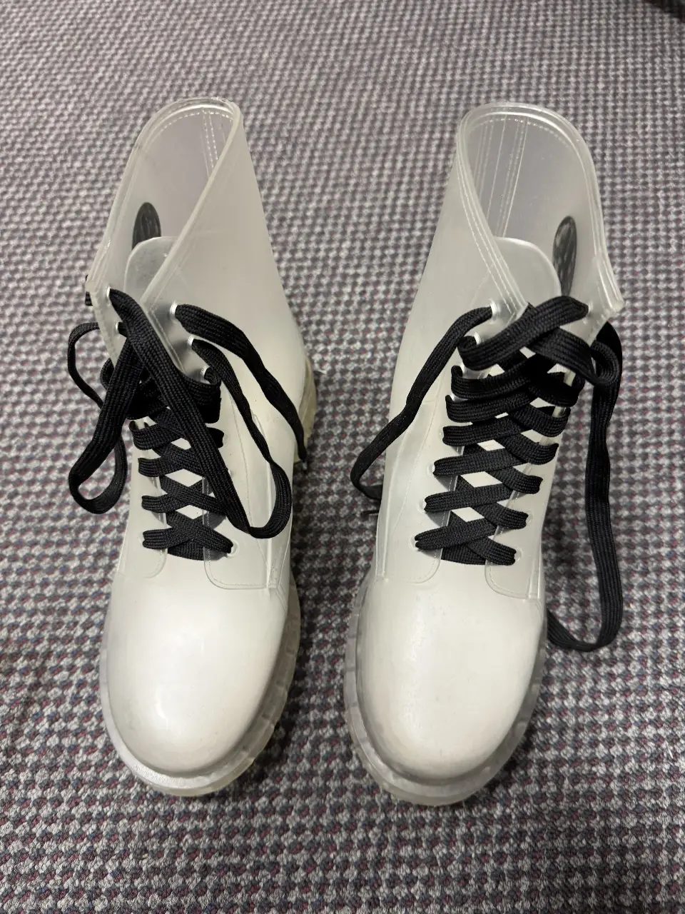 Botas de lluvia transparentes con cordones negros. Ideales para un look moderno y protegerte de la lluvia con estilo. Marca UCBOOTS.