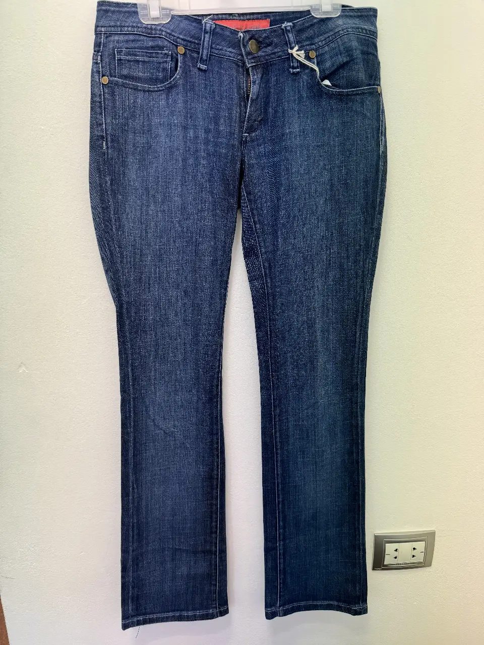 Jeans rectos de mujer, color azul oscuro, con un calce clásico y cómodo. Ideal para un look casual y versátil.