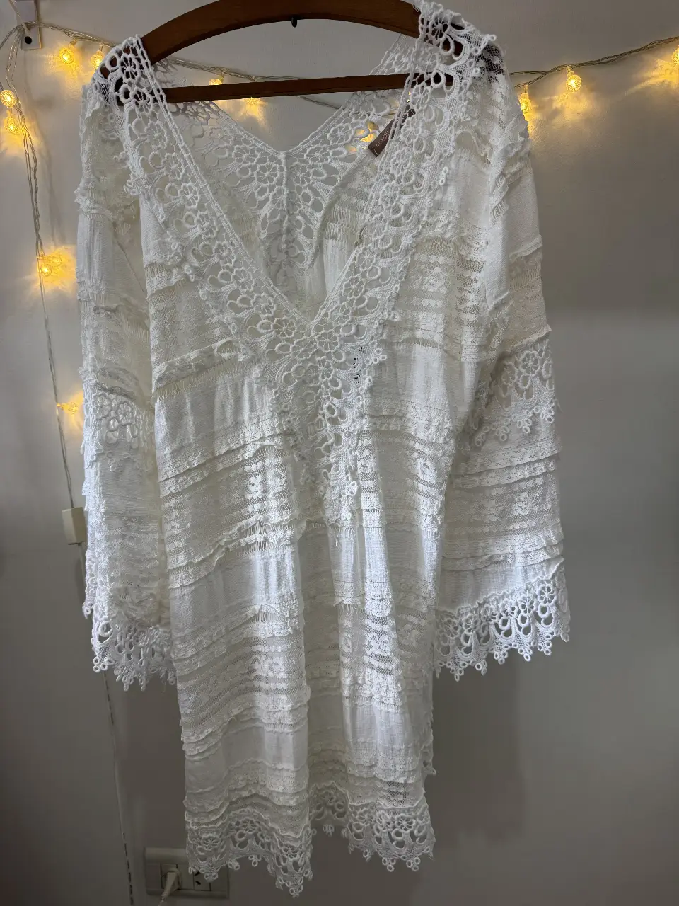 Vestido largo de encaje blanco, con detalles artesanales y estilo boho. Ideal para eventos especiales o looks románticos.