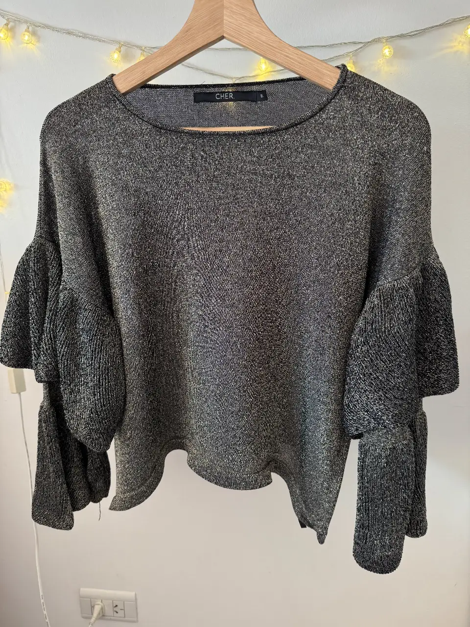 Blusa Cher. con mangas amplias y detalles brillantes. Ideal para un look elegante y sofisticado.
