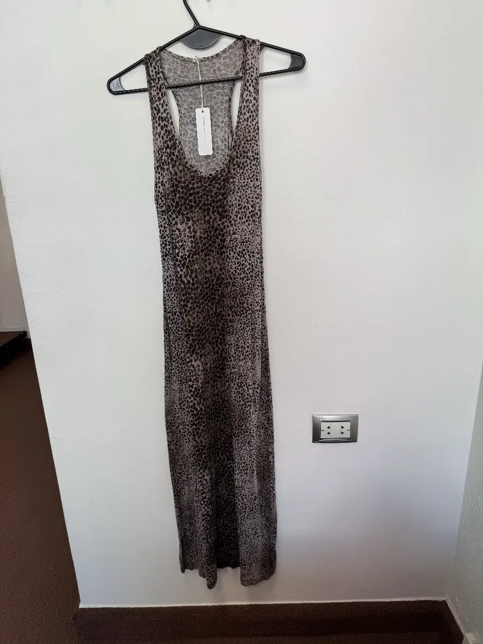 Vestido largo de mujer con estampado de leopardo. Diseño de musculosa, ideal para el verano. Perfecto para un look casual y cómodo.