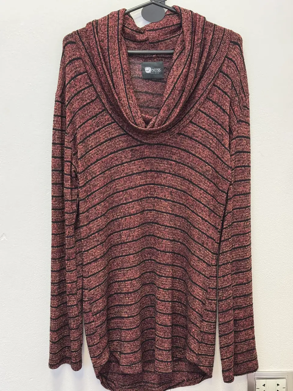 Sweater largo de mujer con cuello alto y diseño a rayas en tonos rojo y negro. Ideal para un look casual y abrigado.