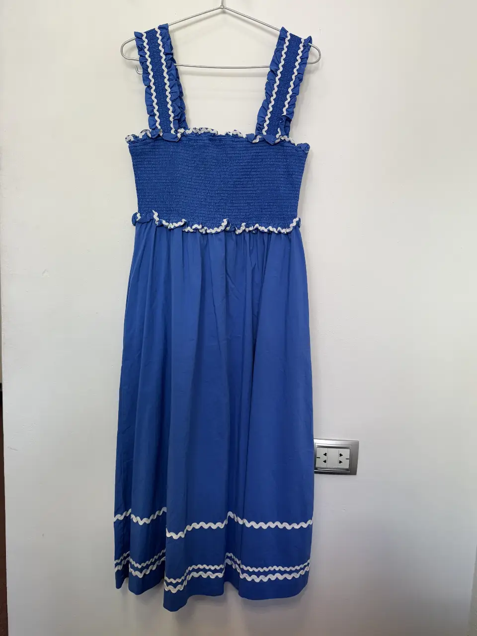 Vestido midi azul con detalles blancos. Diseño con tirantes y detalles de volantes. Ideal para un look fresco y casual.