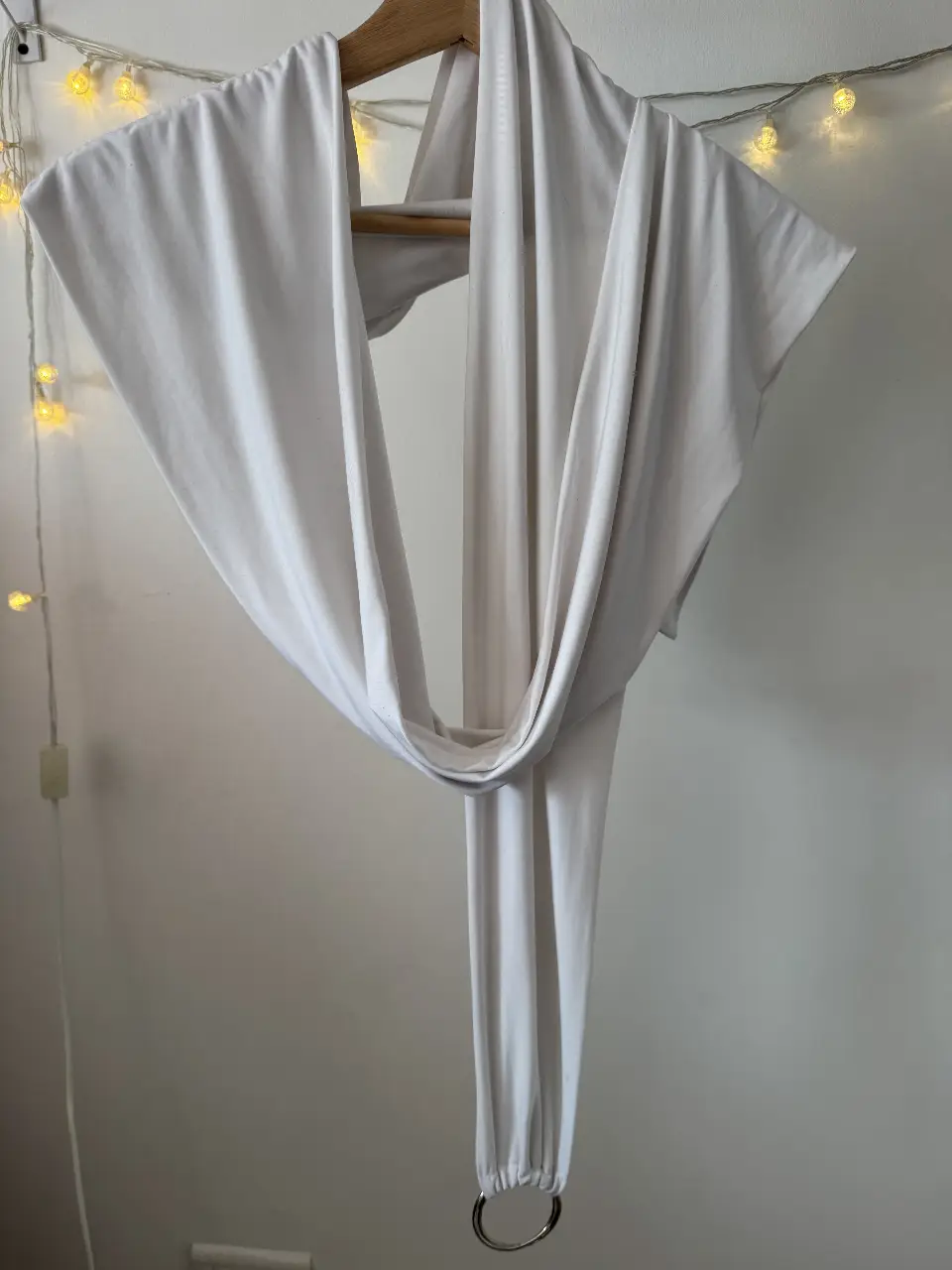 Top blanco versátil, ideal para crear diferentes looks. Confeccionado en tela suave y adaptable, este top se puede usar de múltiples maneras, ofreciendo un estilo único y moderno. Perfecto para cualquier ocasión.