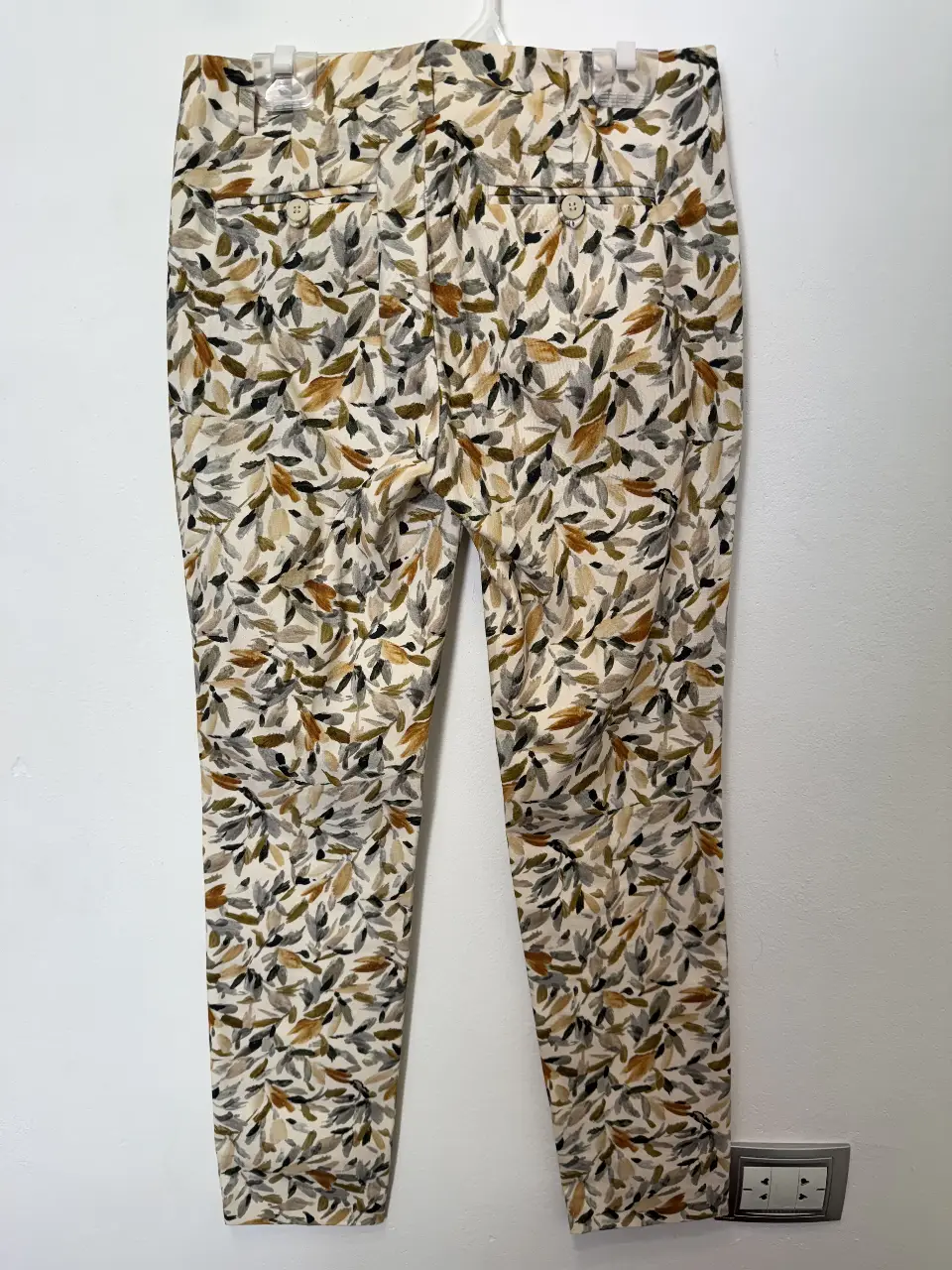Pantalón sastrero de mujer, con estampado de hojas en tonos neutros. Talle EUR 34, USA 02, MEX 24. Marca Zara Basic.