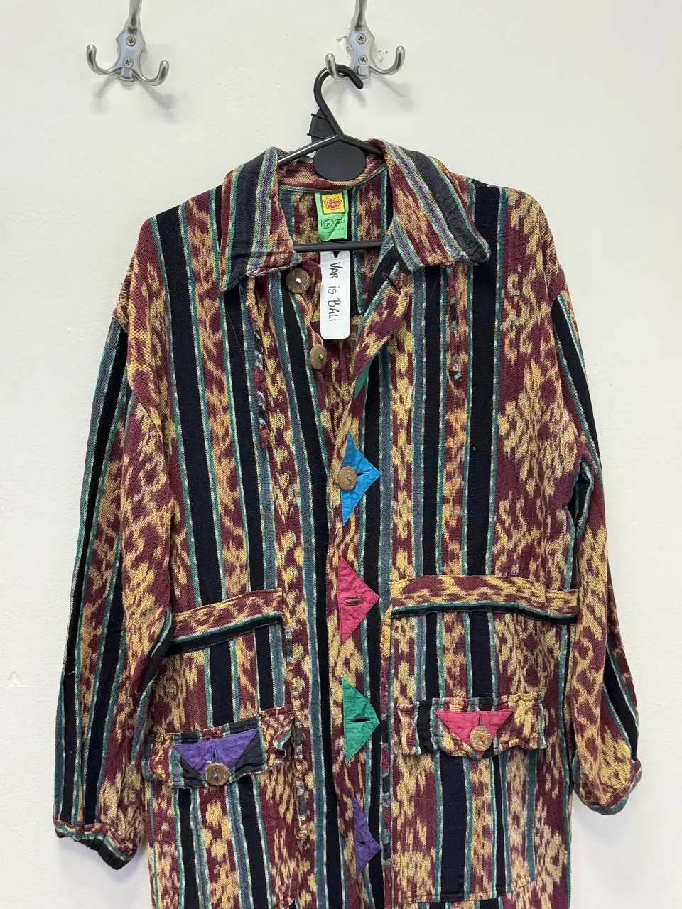 Camisa de hombre estilo vintage con estampado a rayas y detalles artesanales. Confeccionada en tela de algodón con botones y bolsillos.