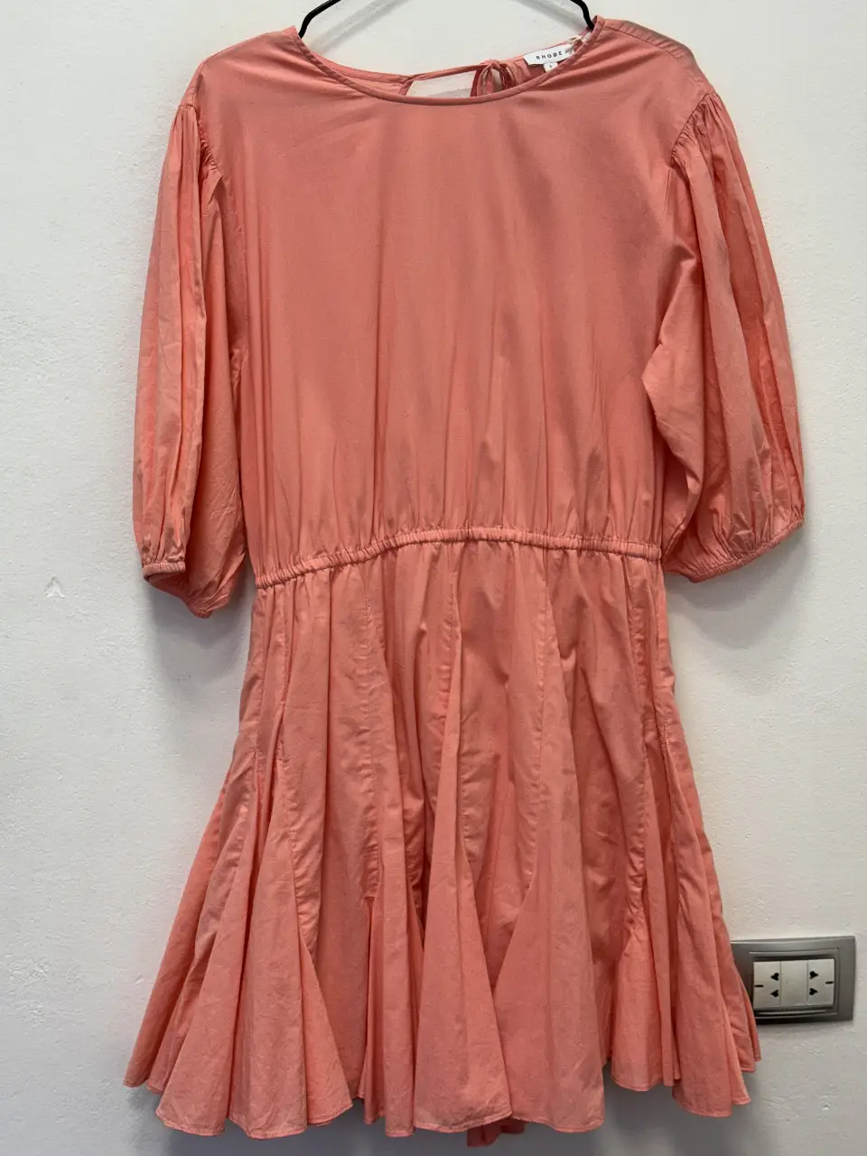 Vestido midi de color rosa, con mangas 3/4 abullonadas y espalda descubierta. Ideal para un look fresco y femenino.