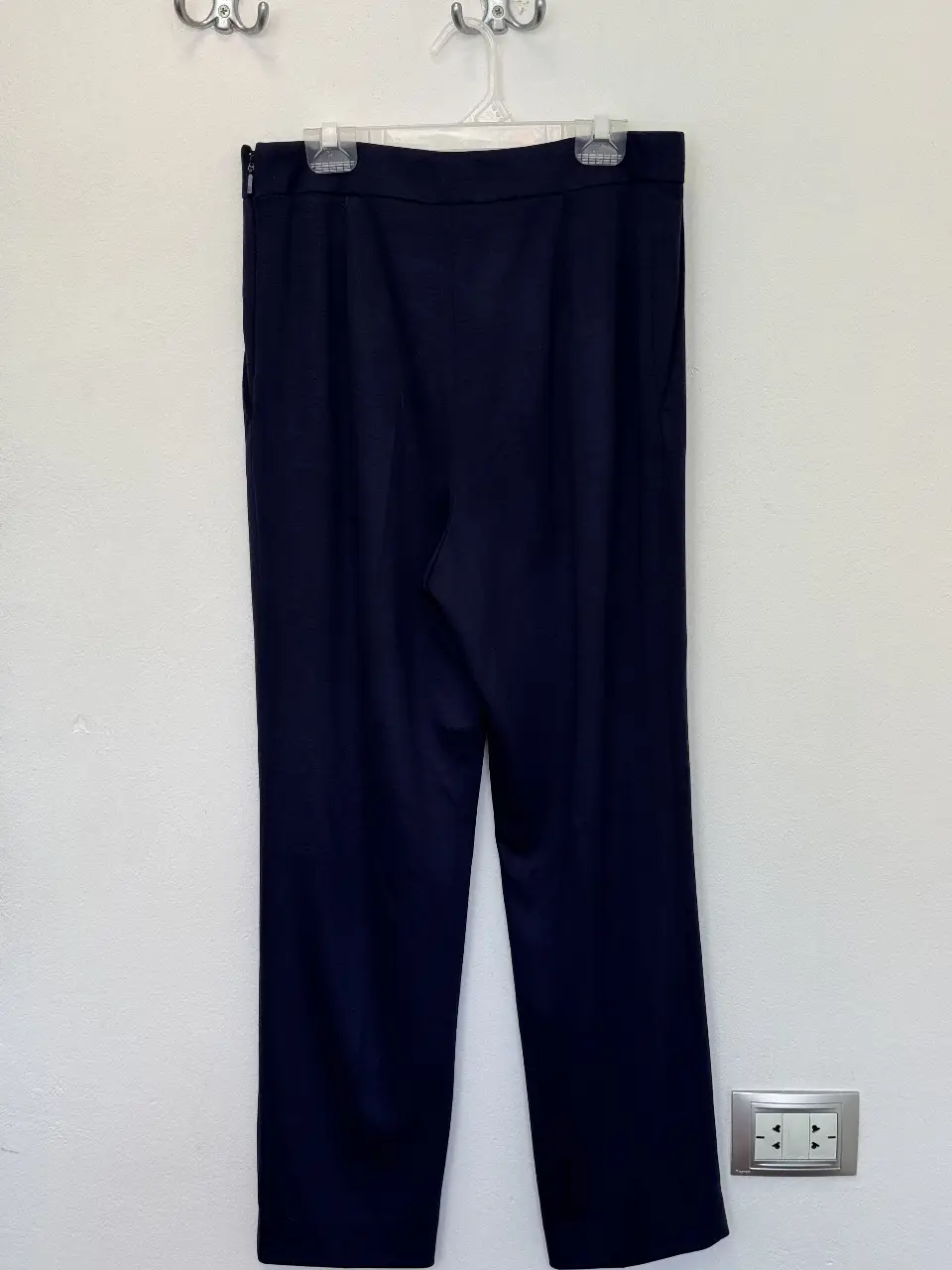Pantalón sastrero de mujer, color azul marino. Confeccionado con tela de alta calidad, presenta un corte recto y elegante. Detalles de diseño incluyen bolsillos delanteros y cierre con cremallera. Ideal para un look formal o de oficina.