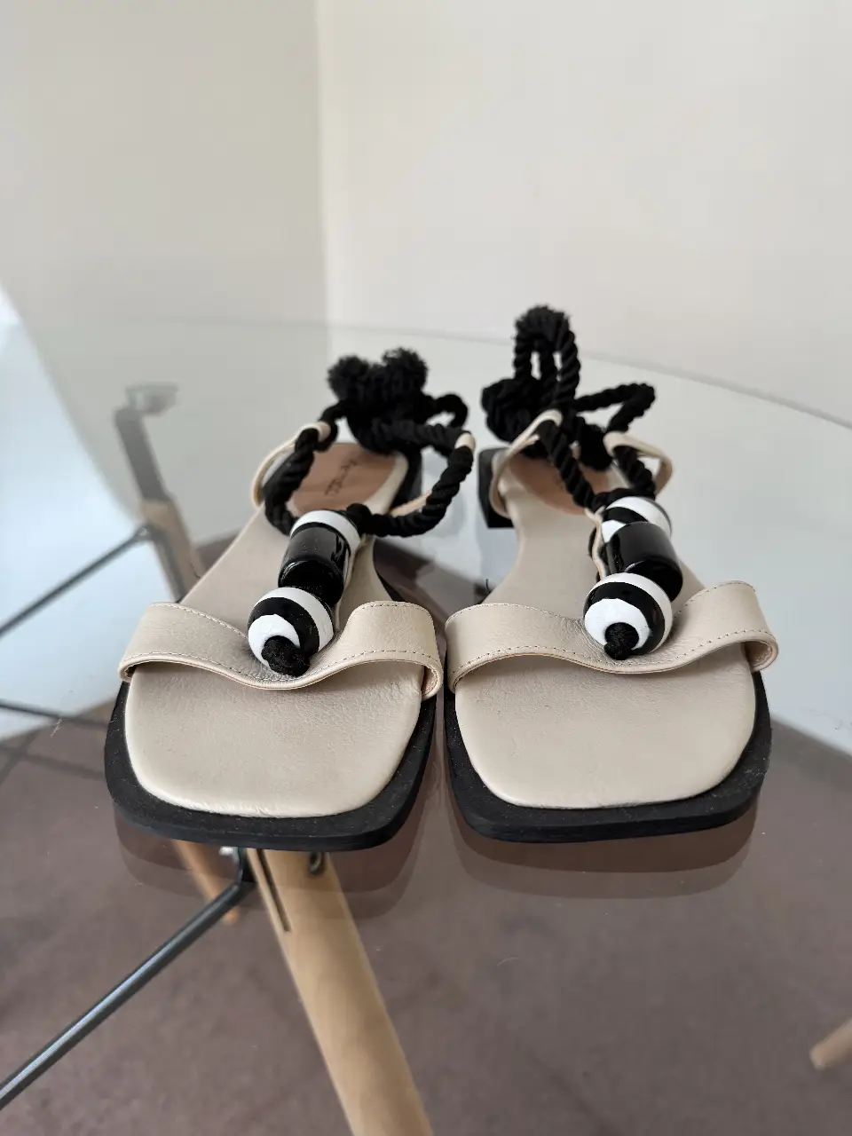 Sandalias de mujer con diseño elegante. Capellada en color crema con detalles en negro y blanco. Ideales para un look de verano.
