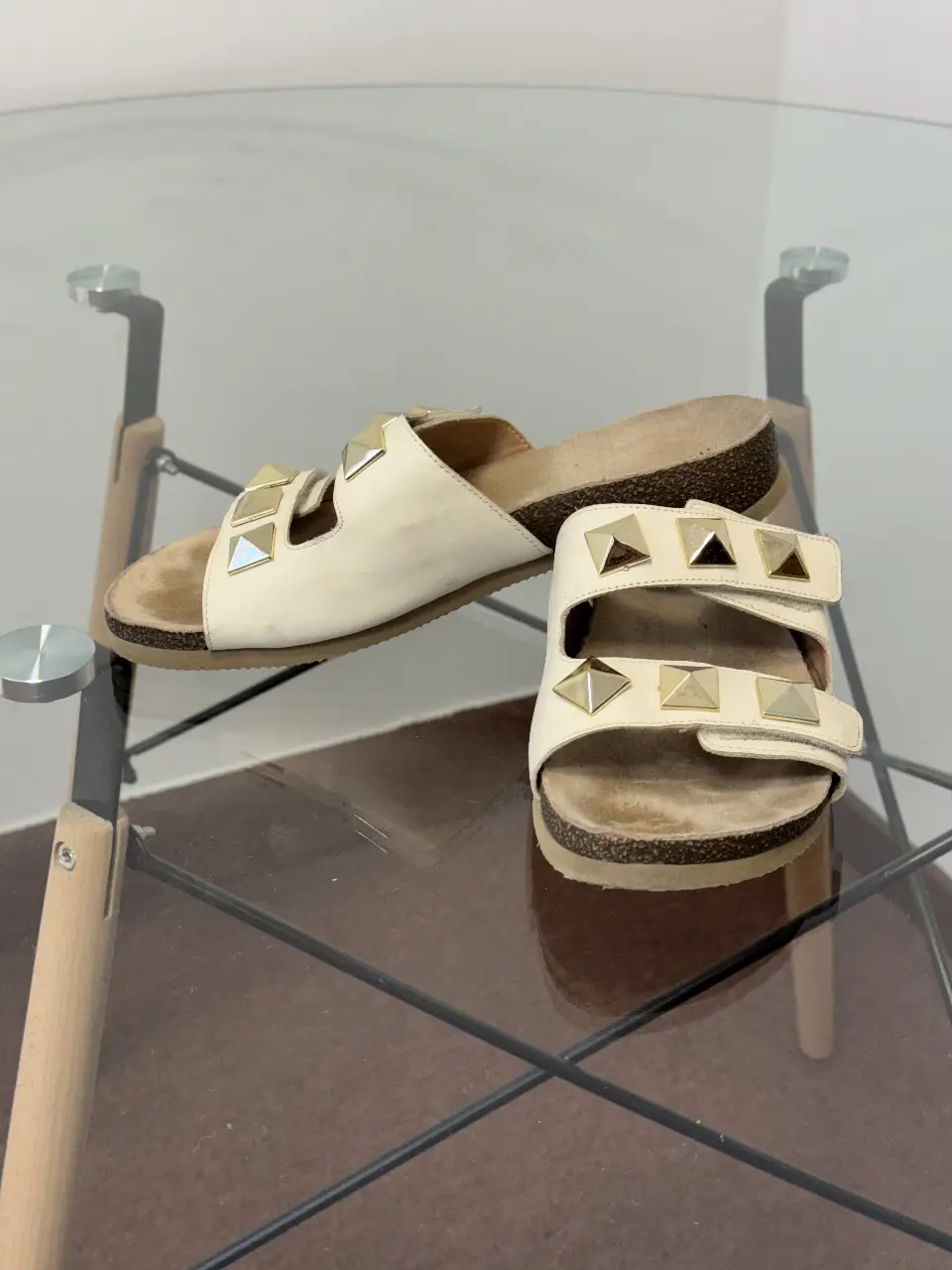 Sandalias de mujer color blanco con detalles dorados. Ideales para un look casual y cómodo.