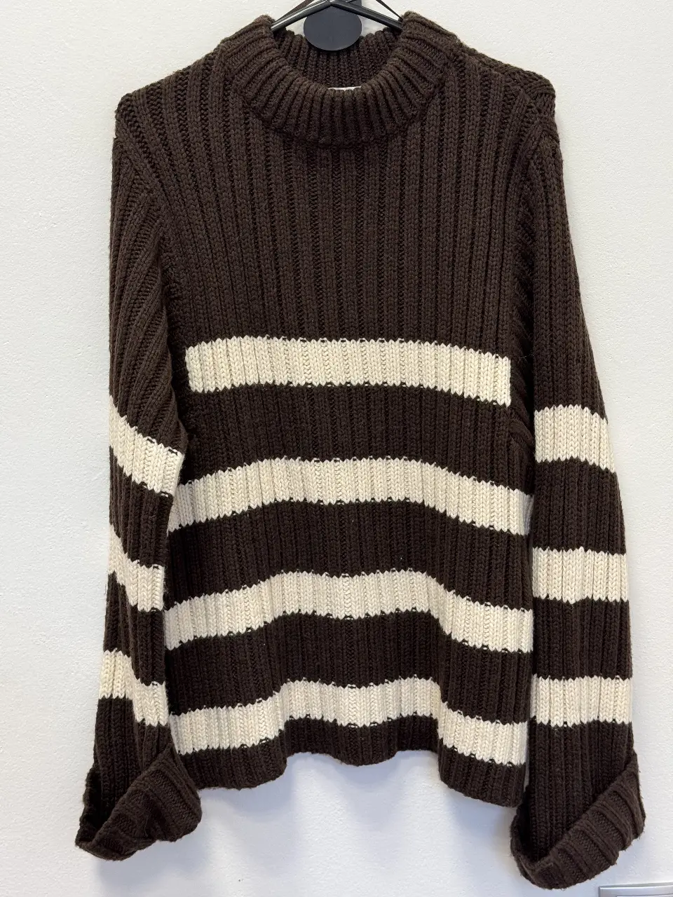 Sweater de cuello alto a rayas horizontales en color marrón y blanco. Ideal para un look casual y abrigado.