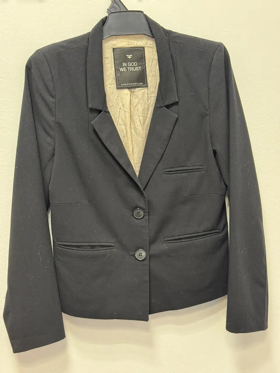 Blazer negro de corte clásico, con dos botones y bolsillos delanteros. Ideal para un look formal o para darle un toque elegante a un outfit casual.