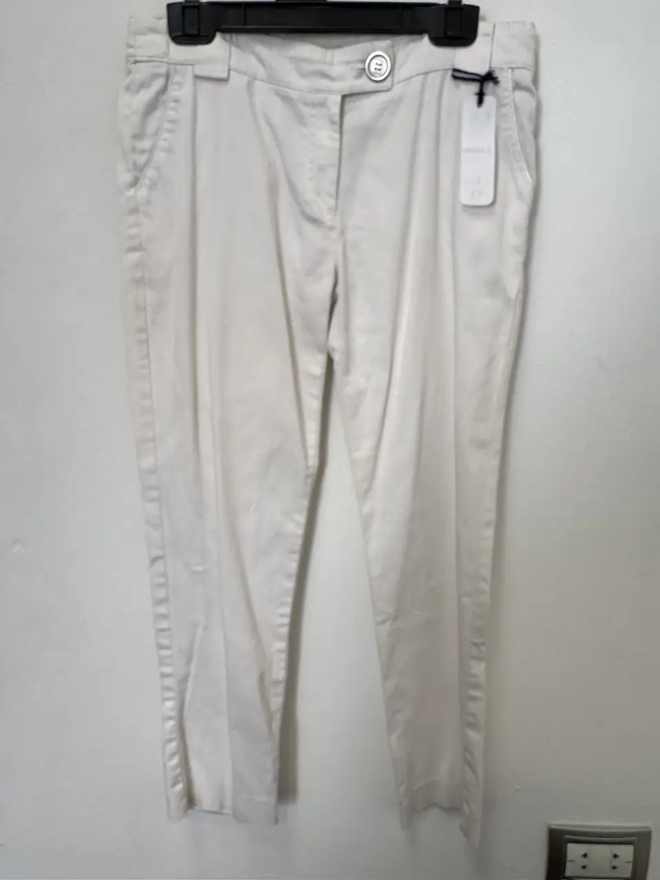 Pantalón sastrero blanco de la marca Ayres, ideal para un look elegante y versátil. Confeccionado en un tejido de alta calidad, este pantalón ofrece un ajuste impecable y un estilo atemporal. Perfecto para combinar con blusas, camisas o sweaters.