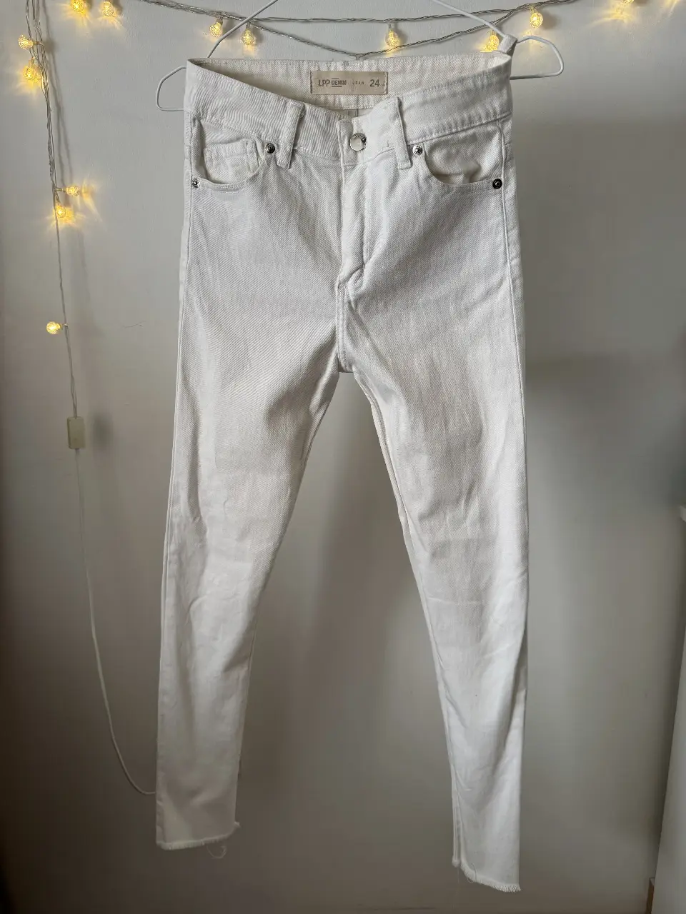 Jeans blancos tiro alto, corte skinny, talle 24. Ideal para un look casual y moderno.