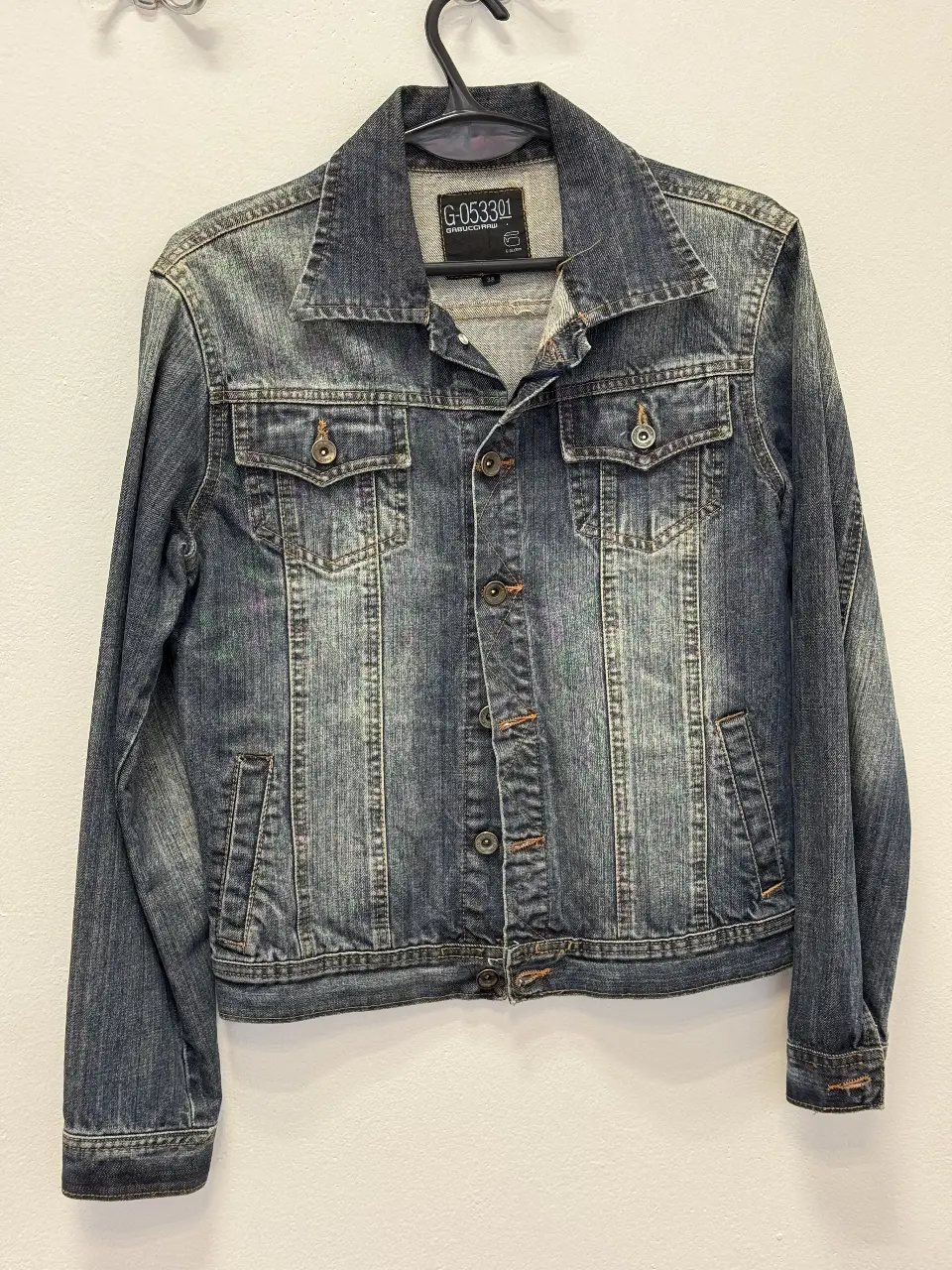 Campera de jean azul gastado de la marca Gabucci Raw, con botones y bolsillos. Talle 38.