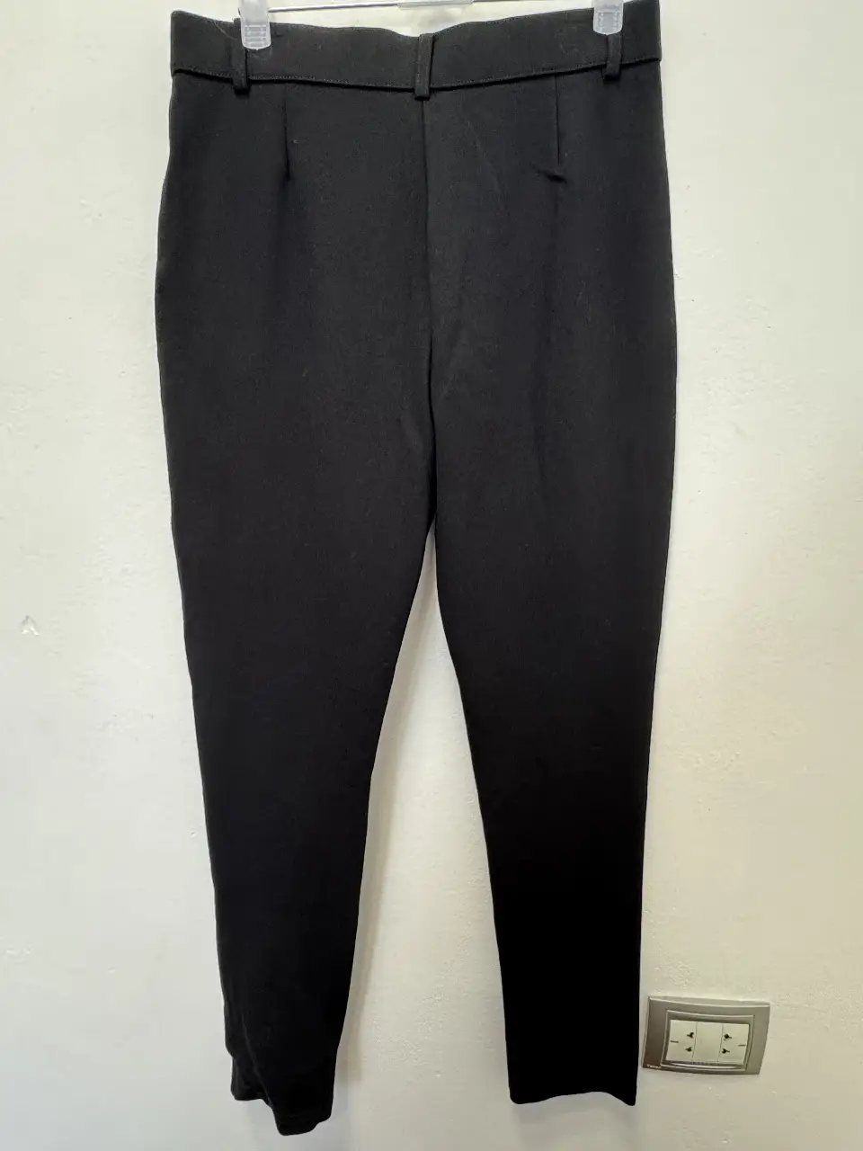 Pantalón sastrero negro de mujer, tiro alto, corte recto. Marca Zara, talle L.