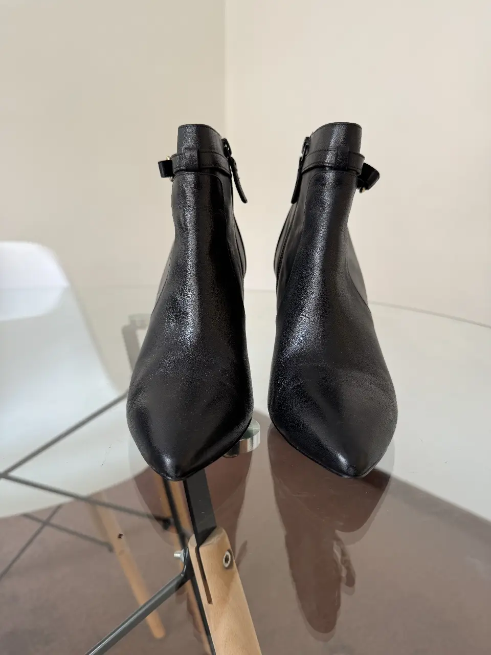 Botines de cuero negro de la marca Cole Haan, con taco fino y detalle de hebilla dorada. Talle 7 1/2 B. Ideales para un look elegante y sofisticado.