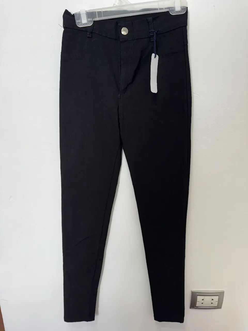 Pantalón sastrero negro, de corte recto y tiro alto. Ideal para un look elegante y versátil.