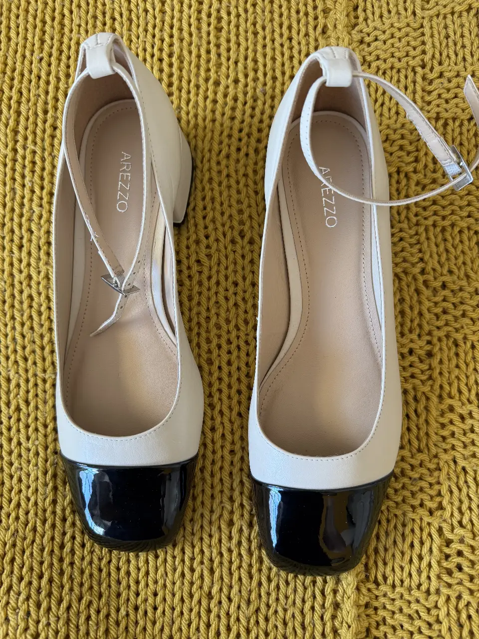 Elegantes sandalias de mujer AREZZO, con puntera negra brillante y correa en el tobillo. Perfectas para un look sofisticado.