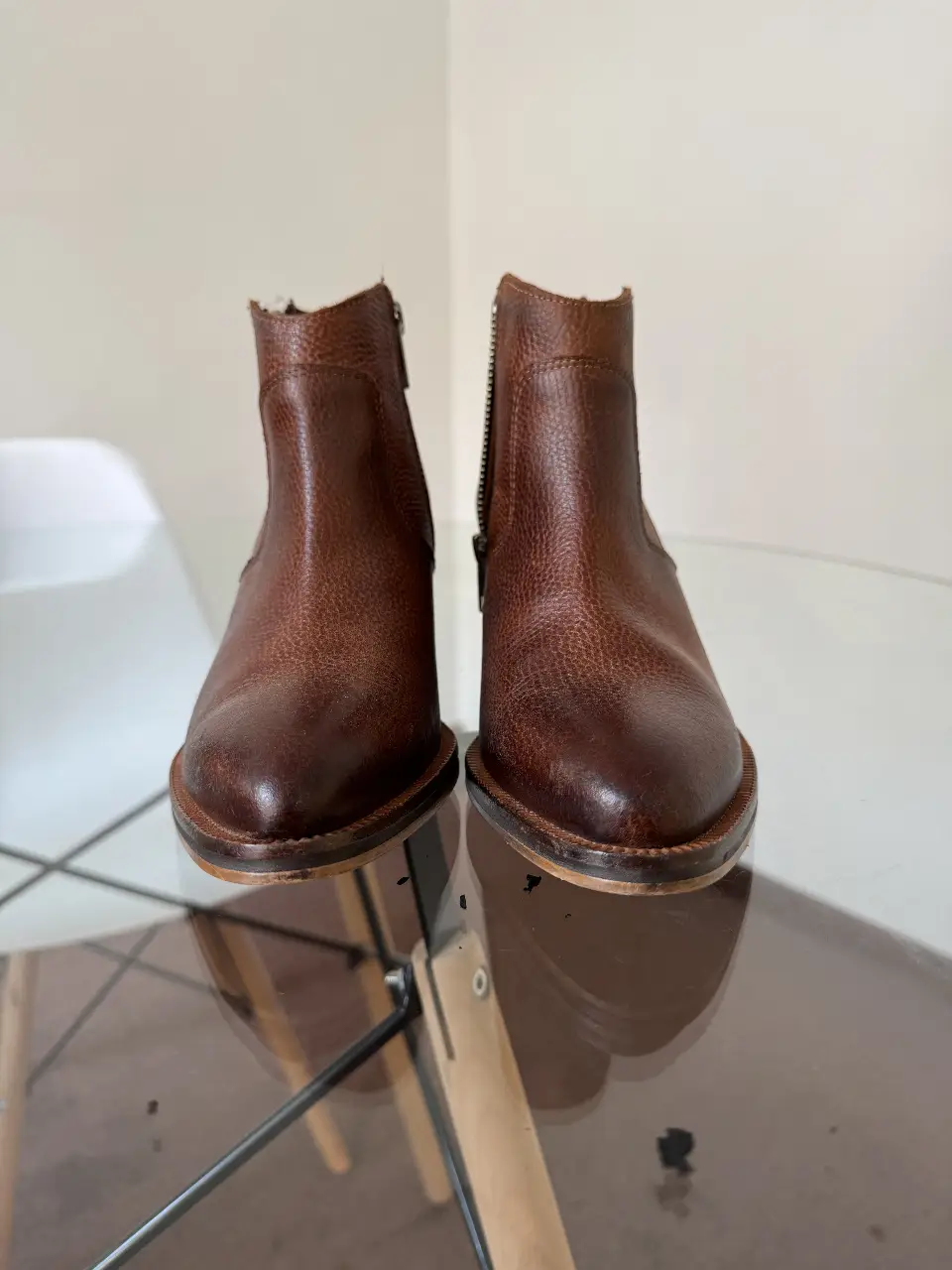 Botines de cuero marrón con cierre lateral. Ideales para un look casual y moderno. Marca Gravati.
