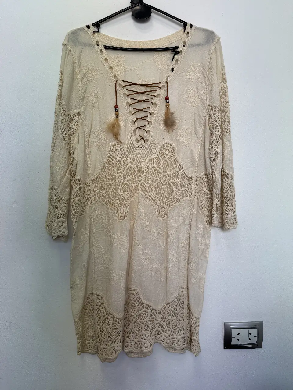 Vestido largo de estilo boho, color crudo con detalles de encaje y ajuste con cordones. Ideal para un look relajado y con onda.