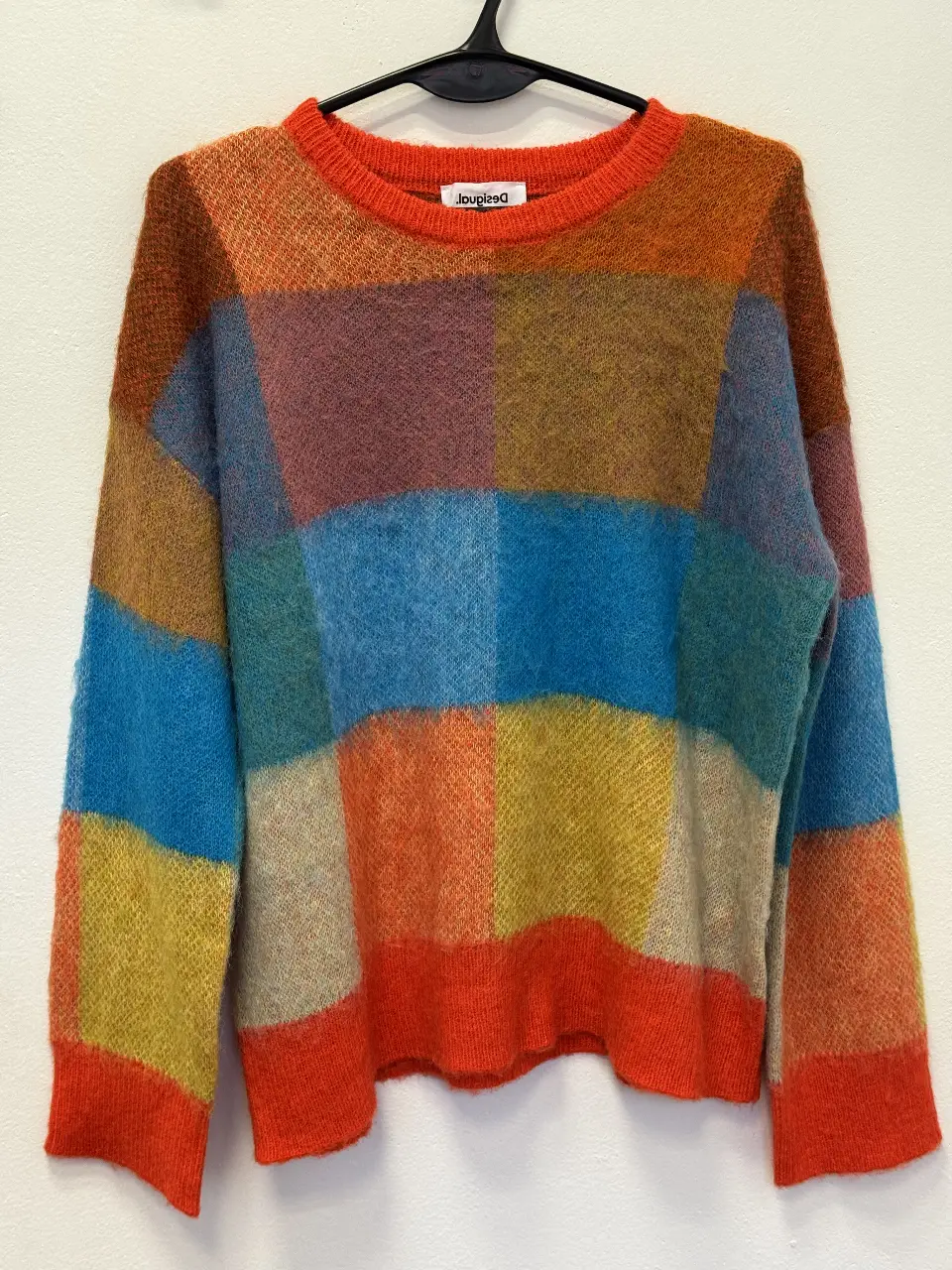 Sweater Desigual multicolor con diseño a cuadros. Talle S. Ideal para un look casual y abrigado.