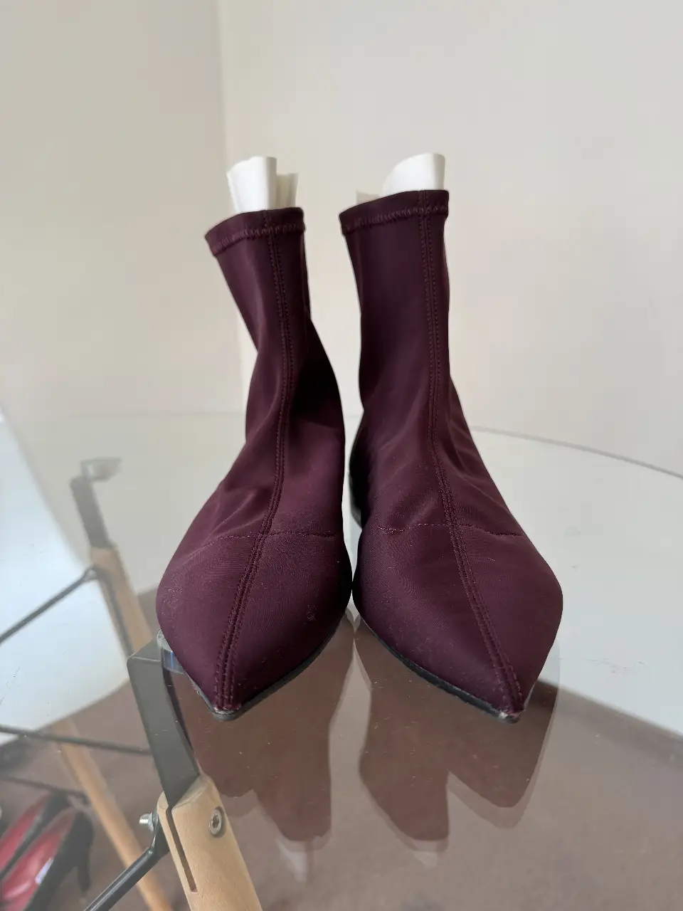 Botines de mujer color borgoña, con punta fina y cierre en la parte trasera. Talle 37. Marca Zara Trafaluc.