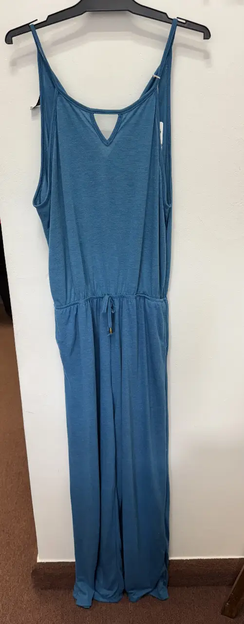 Mono largo de mujer, de color azul, con tirantes finos y espalda descubierta con lazo. Tiene cintura elastizada y bolsillos laterales. Ideal para un look casual y fresco.