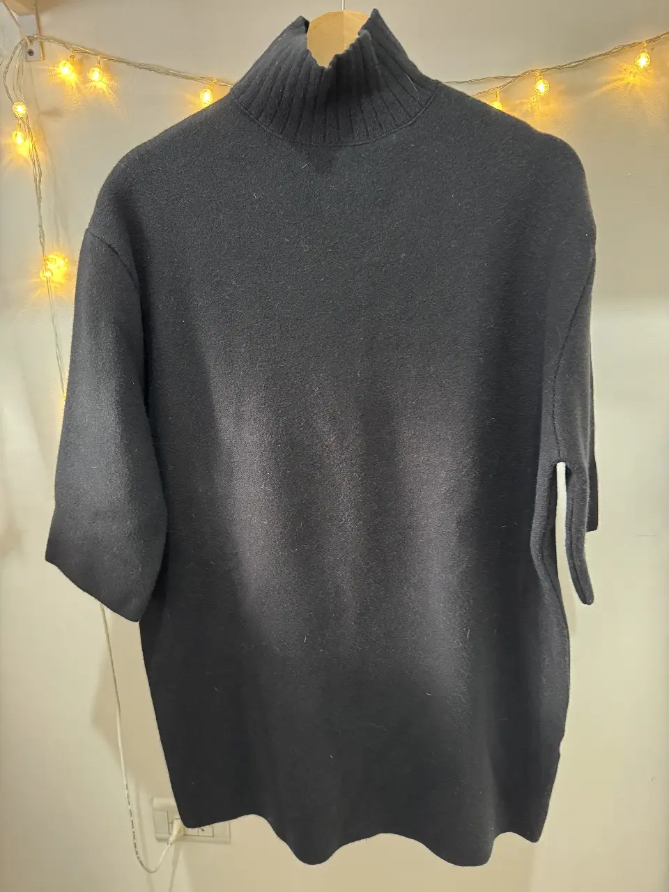 Sweater de cuello alto negro de Zara, talle S. Ideal para un look casual y abrigado.