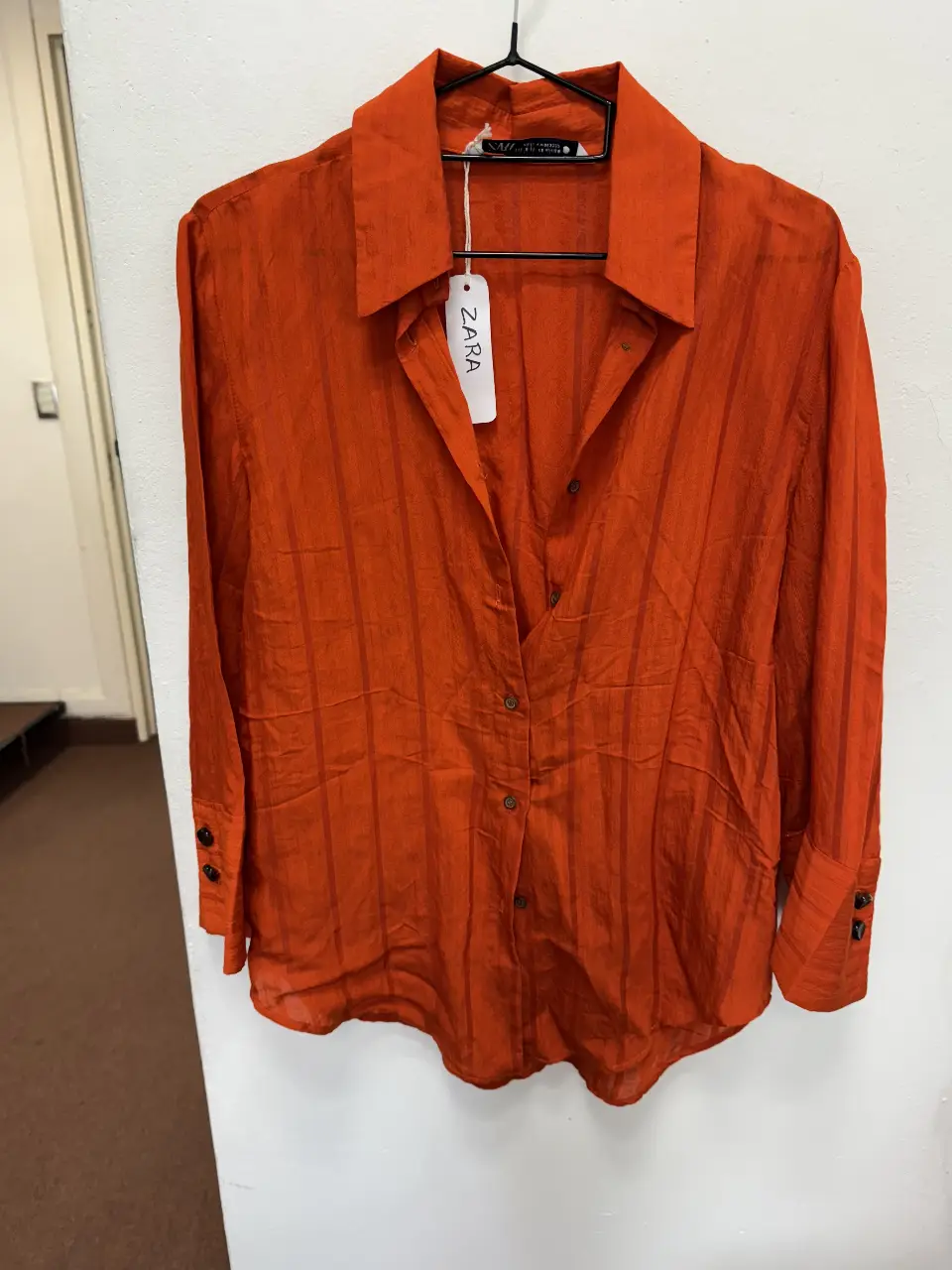 Camisa a rayas naranja de Zara, talle XS. Ideal para un look casual y moderno con pantalón haciendo conjunto