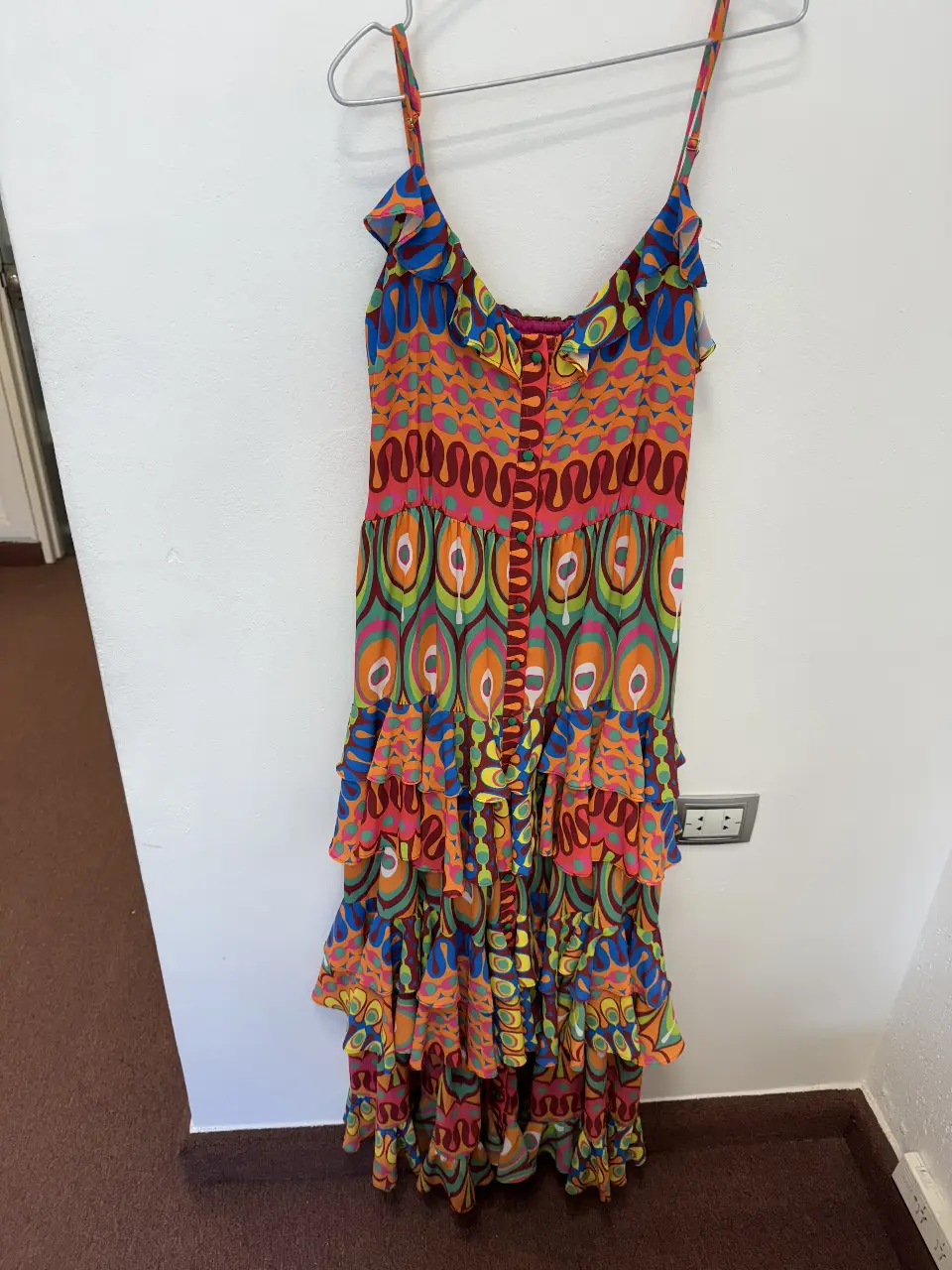 Vestido largo con estampado vibrante y detalles de volados. Ideal para un look bohemio y llamativo. Perfecto para eventos de verano o salidas casuales con un toque de estilo.