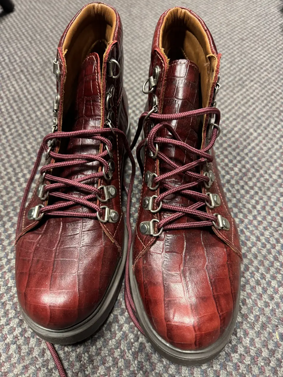 Borcegos de cuero color bordó con detalles de diseño y cordones a tono. Ideales para un look urbano y canchero.
