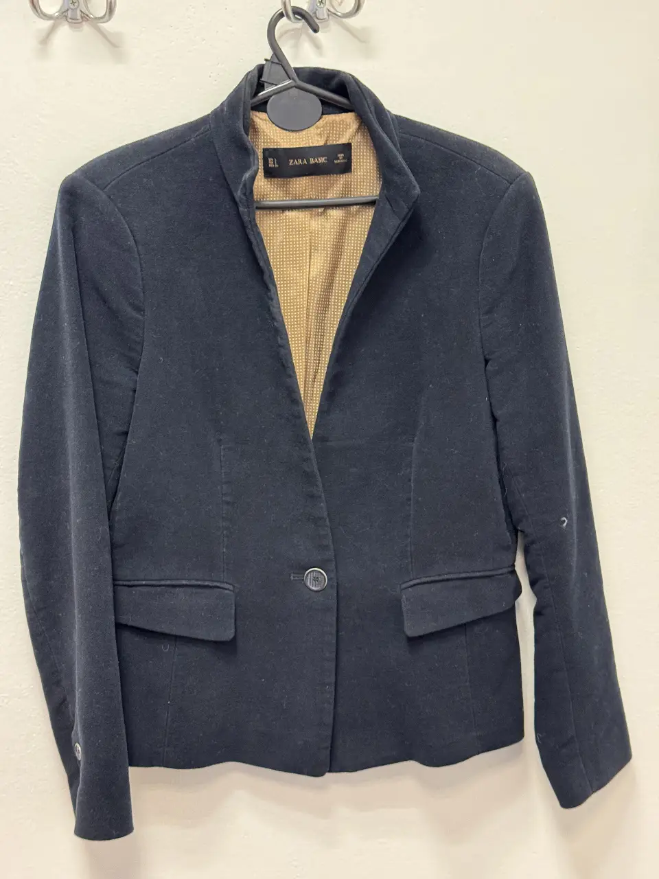 Blazer negro de Zara Basic para mujer. Corte clásico con un botón y bolsillos delanteros. Ideal para un look formal o casual.